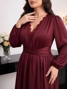Modelyn 大尺碼女款純色對比蕾絲V領腰部扭結優雅洋裝 - 酒紅色 - 查看 6