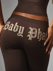 BABYPHAT بنطلون شعار إنجليزي قديم بخصر متوسط وطول كامل من قماش محبوك مرن بأسلوب كاجوال بقصة بوت كت لموسم حفلات العطلات - بني - مشاهدة 4