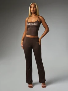 BABYPHAT بنطلون شعار إنجليزي قديم بخصر متوسط وطول كامل من قماش محبوك مرن بأسلوب كاجوال بقصة بوت كت لموسم حفلات العطلات - بني - مشاهدة 6