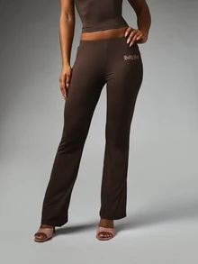BABYPHAT بنطلون شعار إنجليزي قديم بخصر متوسط وطول كامل من قماش محبوك مرن بأسلوب كاجوال بقصة بوت كت لموسم حفلات العطلات - بني - مشاهدة 2