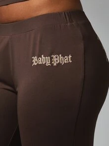 BABYPHAT بنطلون شعار إنجليزي قديم بخصر متوسط وطول كامل من قماش محبوك مرن بأسلوب كاجوال بقصة بوت كت لموسم حفلات العطلات - بني - مشاهدة 5