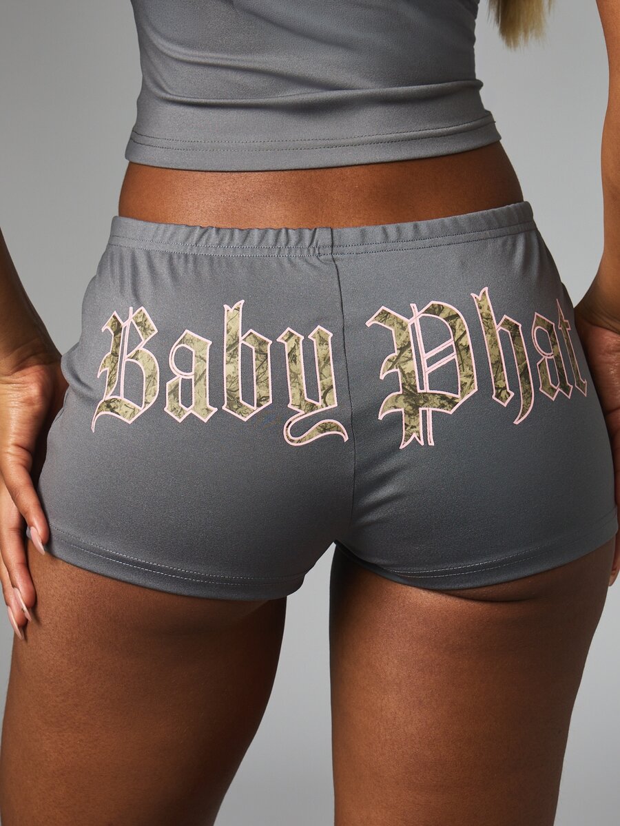 BABYPHAT شورتات بوتي قصيرة جداً بشعار وطبعة مؤخرة بالخط الإنجليزي القديم، خصر مطاطي منخفض، ستايل Y2K لمهرجانات الصيف - رمادي غامق - مشاهدة 1