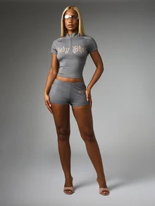 BABYPHAT شورتات بوتي قصيرة جداً بشعار وطبعة مؤخرة بالخط الإنجليزي القديم، خصر مطاطي منخفض، ستايل Y2K لمهرجانات الصيف - رمادي غامق - مشاهدة 3