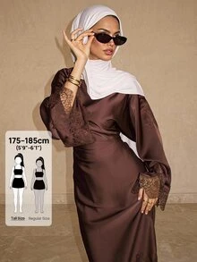 SHEIN Tall 高挑版型端莊風棕色緞面洋裝，配優雅收腰繫帶與蕾絲拼接設計 - 棕色 - 查看 1
