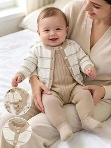 SHEIN 淺卡其色嬰兒時尚毛衣套裝，圓領長袖黑色開襟衫搭配內搭細肩帶連身褲，可愛吊帶褲套裝，適合家庭秋季穿著 - 卡其色 - 查看 9