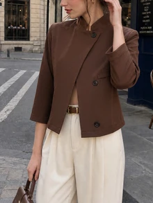 SHEIN PariChic جاكيت بليزر قصير بأسلوب صيني جديد بياقة واقفة وأزرار غير متماثلة للنساء، أكمام 3/4، تصميم تنحيفي، ملابس تنقل، بني، مفتوح من الأمام - بني - مشاهدة 4