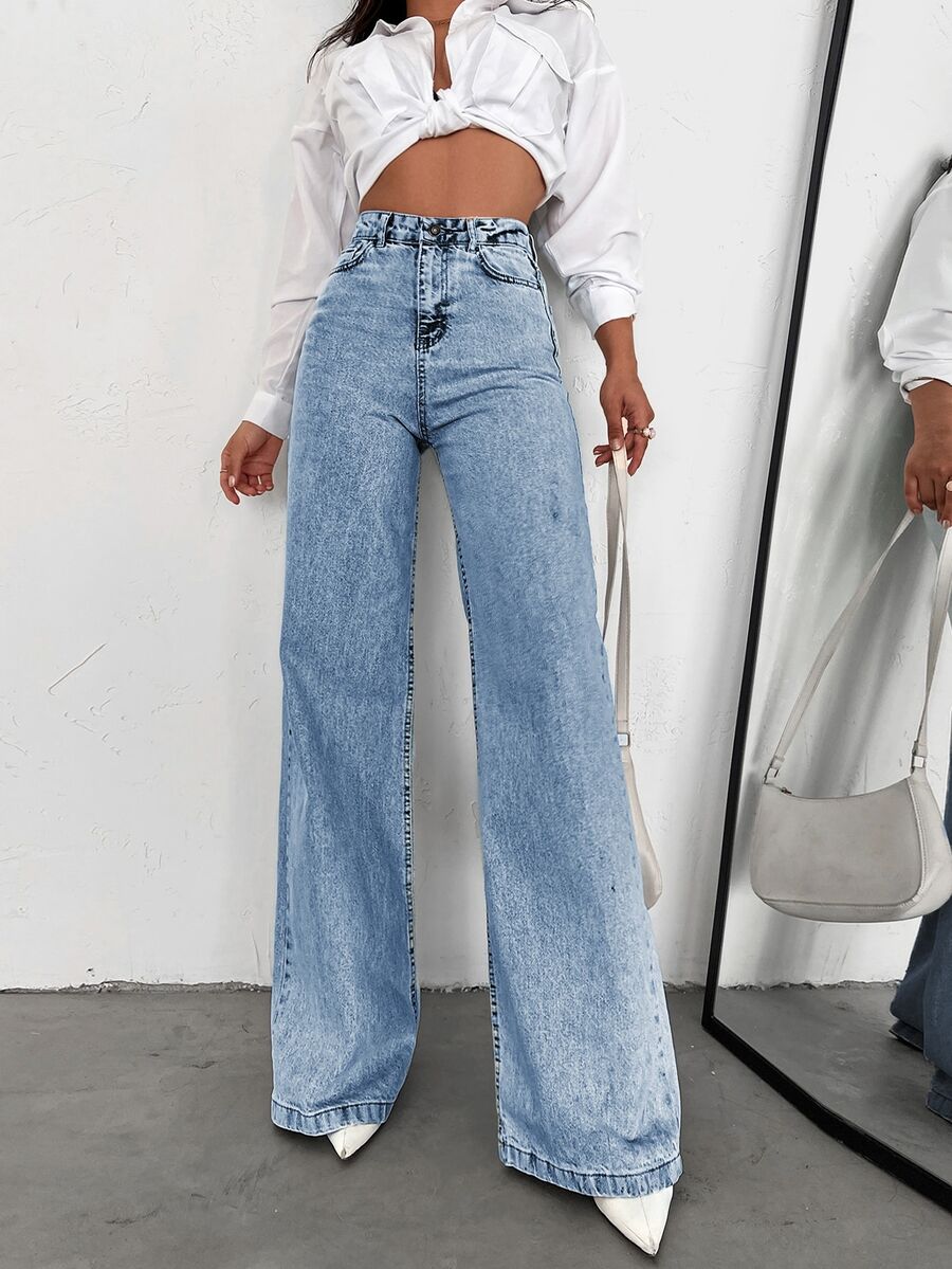 SHEIN بنطلون جينز مقاس كبير بخصر عالي وأسلوب كاجوال بلون أزرق فاتح مع غسيل ثلجي وقصة منتظمة وأزرار أمامية وساق واسعة - أزرق فاتح - مشاهدة 1