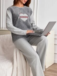 SHEIN طقم بيجامة نسائي بأكمام طويلة مضلع مع تطريز قلب ناعم - رمادي - مشاهدة 6