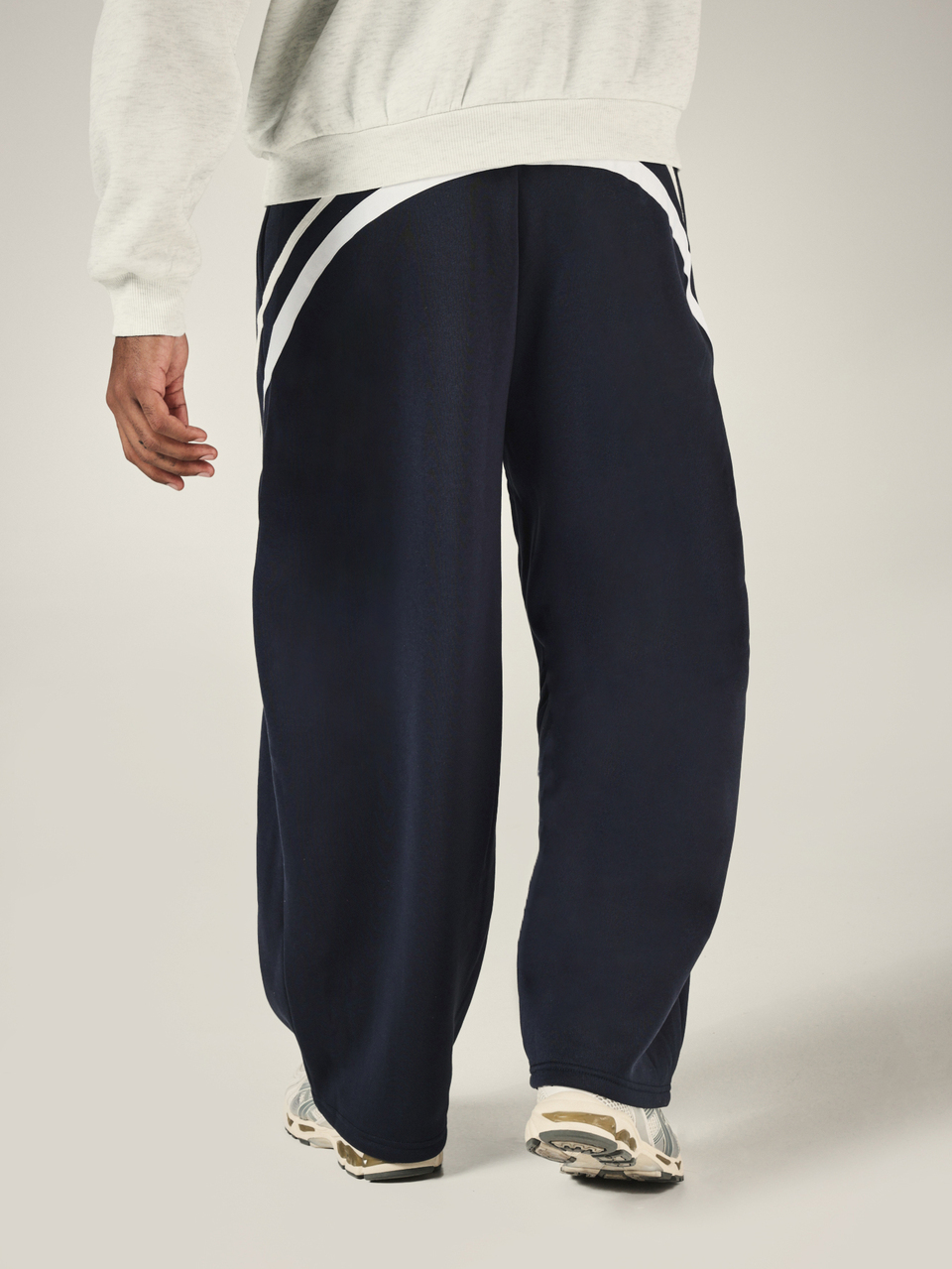 Weite Trainingshose mit kontrastierenden weißen Seitenstreifen und Logo-Detail, entspannte Passform, Slip-on-Stil, perfekt für lässige Alltagskleidung