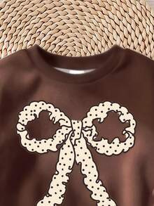 SHEIN Paleta de Cores Outono Mocha, Cores Creme Latte e Cacau, Estampa de Padrão de Laço com Borda Ondulada Desenho à Mão Fofo e Fashion, Moletom Pulôver Casual Macio Confortável Solto com Gola Redonda e Legging Grossa com Bolinhas 2 Peças, Adequado para Outono/Inverno, Uso Diário, Escola, Passeios, Halloween, Natal, Estilo Feminino - Multicolorido - Visão 6