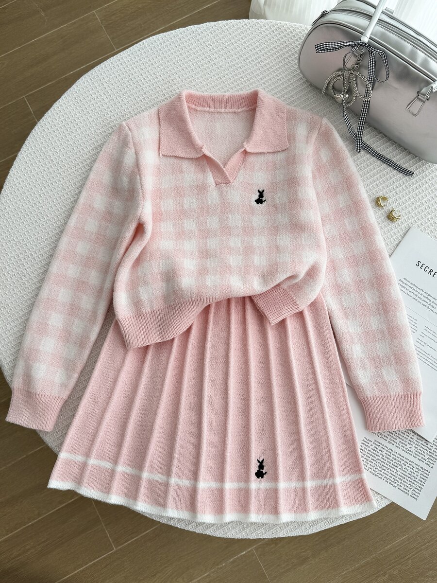 SHEIN مجموعة ملابس مُحبوكة للبنات، كنزة صوفية صوفية وردية مطرزة بأرنب جميل ذات نقشات مربعات + تنورة صغيرة محبوكة، بلوزة بياقة V طويلة الأكمام للمراهقات، طراز أنيق وكاجوال للخريف/الشتاء
