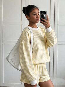 SHEIN 青少年女孩秋季套裝 2 件組 黃色與白色格紋針織落肩套頭上衣，彈性腰頭，搭配格紋短褲 - 黃色 - 查看 1
