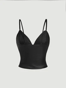 SHEIN MOD طقم نسائي من قطعتين بتصميم عصري، توب كاميسول من جلد PU بلون موحد مع تفاصيل حلقات معدنية وتنورة بكشكشة - الأسود - مشاهدة 10
