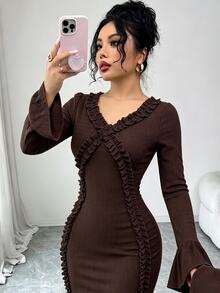Modelyn Gaun Midi Wanita Elegan dengan Potongan Pas Badan, Leher V, Lengan Panjang, Hiasan Rumbai, dan Belahan Samping, Desain yang Melangsingkan - Coklat - View 3
