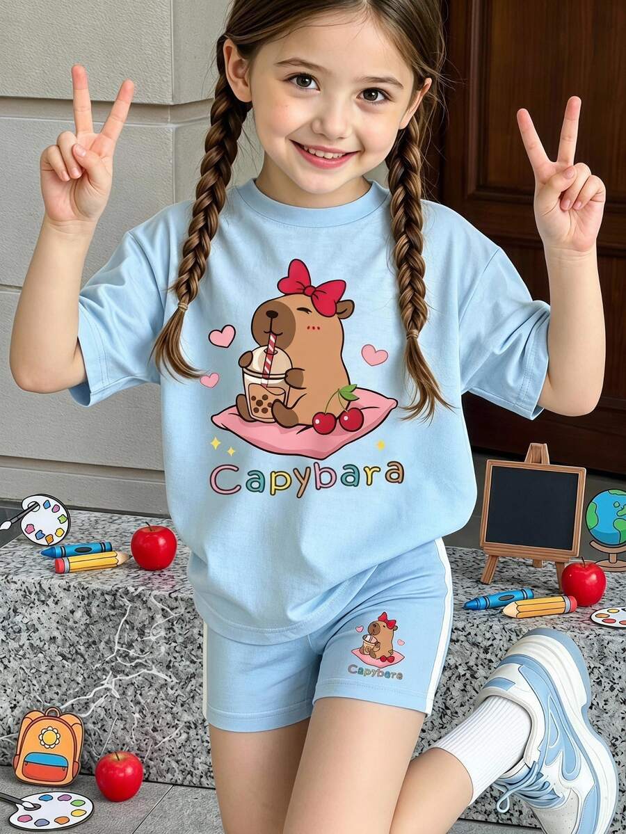2件組女童幼兒休閒套裝，卡通水豚印花圓領短袖上衣搭配同花色側邊白色飾邊鬆緊短褲，適合外出、購物、日常穿著，春夏季適用