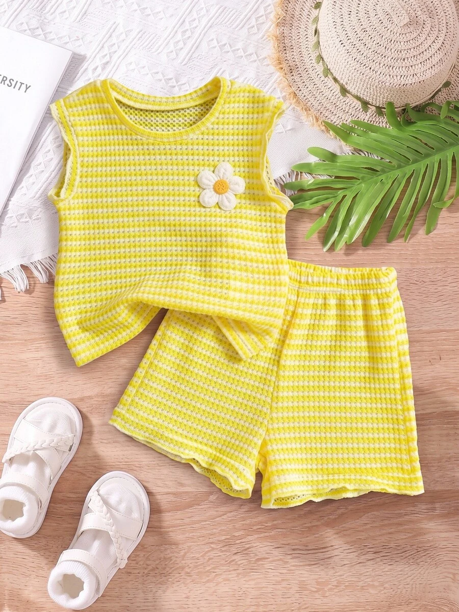 SHEIN 2件組女童夏季無袖套裝,家庭配色花卉與格紋軟舒適戶外穿著,桃紅色上衣+短褲,寬鬆休閒卡通造型 - 黃色 - 查看 1