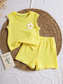 SHEIN 2件組女童夏季無袖套裝，家庭配色花卉與格紋軟舒適戶外穿著，桃紅色上衣+短褲，寬鬆休閒卡通造型 - 黃色 - 查看 3