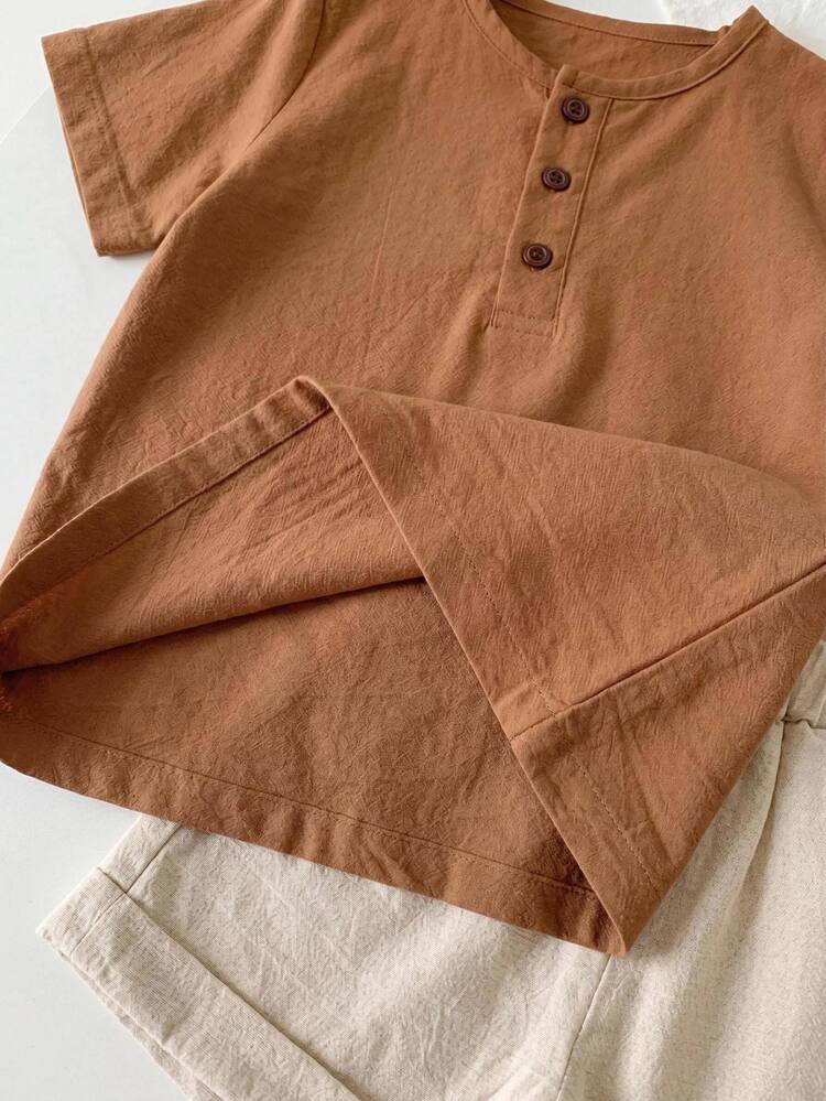 SHEIN طقم صيفي للأولاد من قطعتين كاجوال، قميص بأكمام قصيرة وتصميم أزرار وشورت بلون سادة، وردي وأبيض - بني - مشاهدة 4