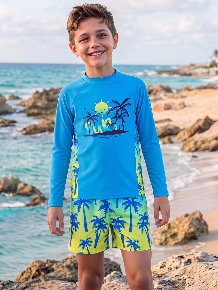 SHEIN 两件套男童泳装：天蓝色长袖上衣，饰有海岛日出和“SURF”字样印花；渐变黄蓝短裤，饰有蓝色棕榈树图案；经典圆领设计；修身泳裤；时尚休闲，清爽舒适；适合游泳、夏季度假、海滩、泳池派对等场合。