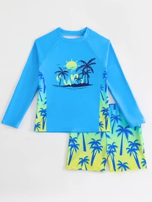 SHEIN 两件套男童泳装：天蓝色长袖上衣，饰有海岛日出和“SURF”字样印花；渐变黄蓝短裤，饰有蓝色棕榈树图案；经典圆领设计；修身泳裤；时尚休闲，清爽舒适；适合游泳、夏季度假、海滩、泳池派对等场合。 - 彩色 - 查看 7