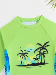 SHEIN 青少年男孩泳裝 鮮豔衝浪風 螢光綠主色 胸前黑色棕櫚樹太陽海鷗島嶼剪影印花 側邊藍黃漸層棕櫚樹印花 圓領長袖剪裁 褲子藍黃漸層底色配藍色棕櫚樹印花 2件組 時尚休閒 適合游泳、夏季度假、海邊沙灘、泳池夏季假期派對 - 綠色 - 查看 5