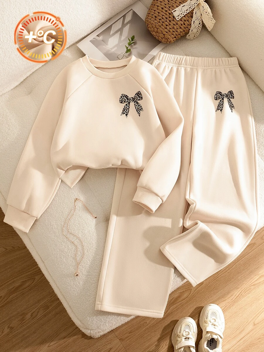 SHEIN Bộ 2 món áo nỉ cổ tròn lót lông cừu và quần ống rộng cho bé gái tween, họa tiết nơ da báo màu be, áo chui đầu dáng rộng, trang phục thu đông