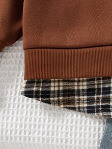SHEIN 女童 4-8Y 棕色 2 合 1 衛衣，配格紋襯衫領與下擺，黑色字母印花拼接設計，簡約復古學院風兒童長袖上衣，適合購物與日常外出 - 棕色 - 查看 9
