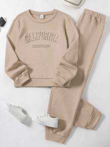 SHEIN 青少年女孩 2件組加大號壓紋 California 運動衫與慢跑褲套裝，休閒保暖內裡冬季運動服套裝，適合學校穿著 - 卡其色 - 查看 3