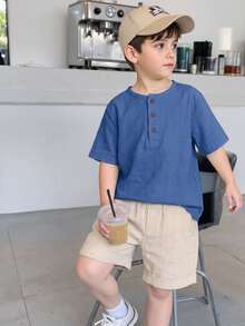 SHEIN Set de 2 piezas Camisa y pantalones cortos de niño en unicolor con botones y abertura media - Azul - Ver 2