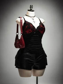 SHEIN ICON 女款大尺碼復古性感千禧風Y2K暗黑哥德風黑紅拼色對比蕾絲腰部抓褶修身細肩帶背心 - 紅色和黑色 - 查看 3
