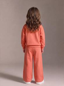 SHEIN 女童 4-7 歲棕色蝴蝶結運動衫套裝，2025 秋季 INS 風格休閒運動風 2 件式運動衫與運動長褲，幼兒生日穿搭套裝 - 橘色 - 查看 2