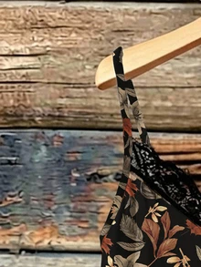 SHEIN VCAY 休閒優雅浪漫楓葉印花大尺碼黑色V領蕾絲細肩帶背心與背心上衣 感恩節假期正式夏季款 - 彩色 - 查看 3