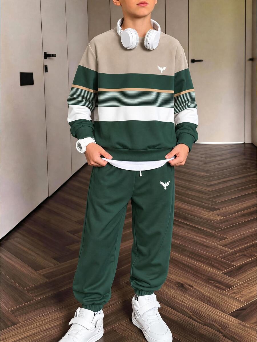 2件組青少年男孩休閒時尚舒適運動衫套裝,條紋圖案數位印花長袖上衣,秋冬穿搭,男孩杏綠色與白色圓領運動衫及綠色運動長褲套裝 - 彩色 - 查看 1