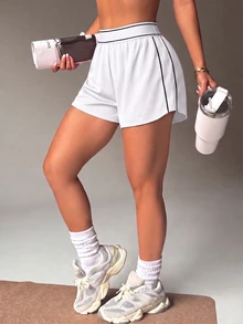CourtClass CourtClass 女款夏季運動短褲，全白寬鬆版型 2 合 1 設計，配對比色條紋，高彈性腰頭，柔軟運動健身跑步短褲 - 白色 - 查看 7