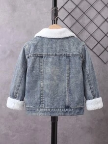 SHEIN 男童牛仔夾克，秋冬新款，藍色水洗，寬鬆版型，抓絨內裡舒適保暖，適合秋冬穿著，簡約時尚百搭，時尚男孩必備，適合日常穿著、拍照、購物、聚會、音樂節、度假等多種場合，2026新款男童牛仔夾克 - 中等水洗藍 - 查看 3