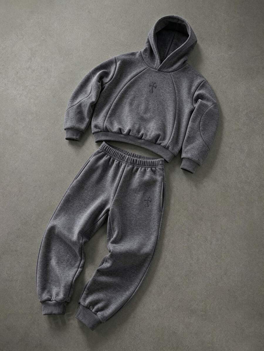 SHEIN 2件組男孩連帽衛衣與運動長褲套裝,初秋新品,返校季必備,高端灰色極簡街頭風,長袖套頭連帽衫搭配抽繩收口運動長褲,經典深色十字花卉圖案,適合日常穿著、校園與街頭造型,推薦旅行穿搭 - 深灰色 - 查看 1