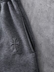 SHEIN 2件組男孩連帽衛衣與運動長褲套裝，初秋新品，返校季必備，高端灰色極簡街頭風，長袖套頭連帽衫搭配抽繩收口運動長褲，經典深色十字花卉圖案，適合日常穿著、校園與街頭造型，推薦旅行穿搭 - 深灰色 - 查看 4
