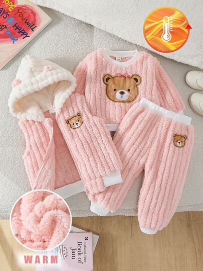 SHEIN Playful Pals مجموعة 3 قطع من الفليس المرجاني باللون الوردي الفاتح والوردي والأحمر مع دب للأطفال البنات في الخريف/الشتاء، جاكيت بغطاء رأس لطيف، جاكيت، بنطال رياضي، ملابس سفاري كاواي
