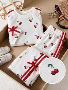SHEIN Elladie kids 女童櫻桃印花兩件套，上衣配落肩短袖、雙白色條紋、蝴蝶結裝飾，長褲，適合學校、幼兒園、生日、夏季 - 白色 - 查看 2