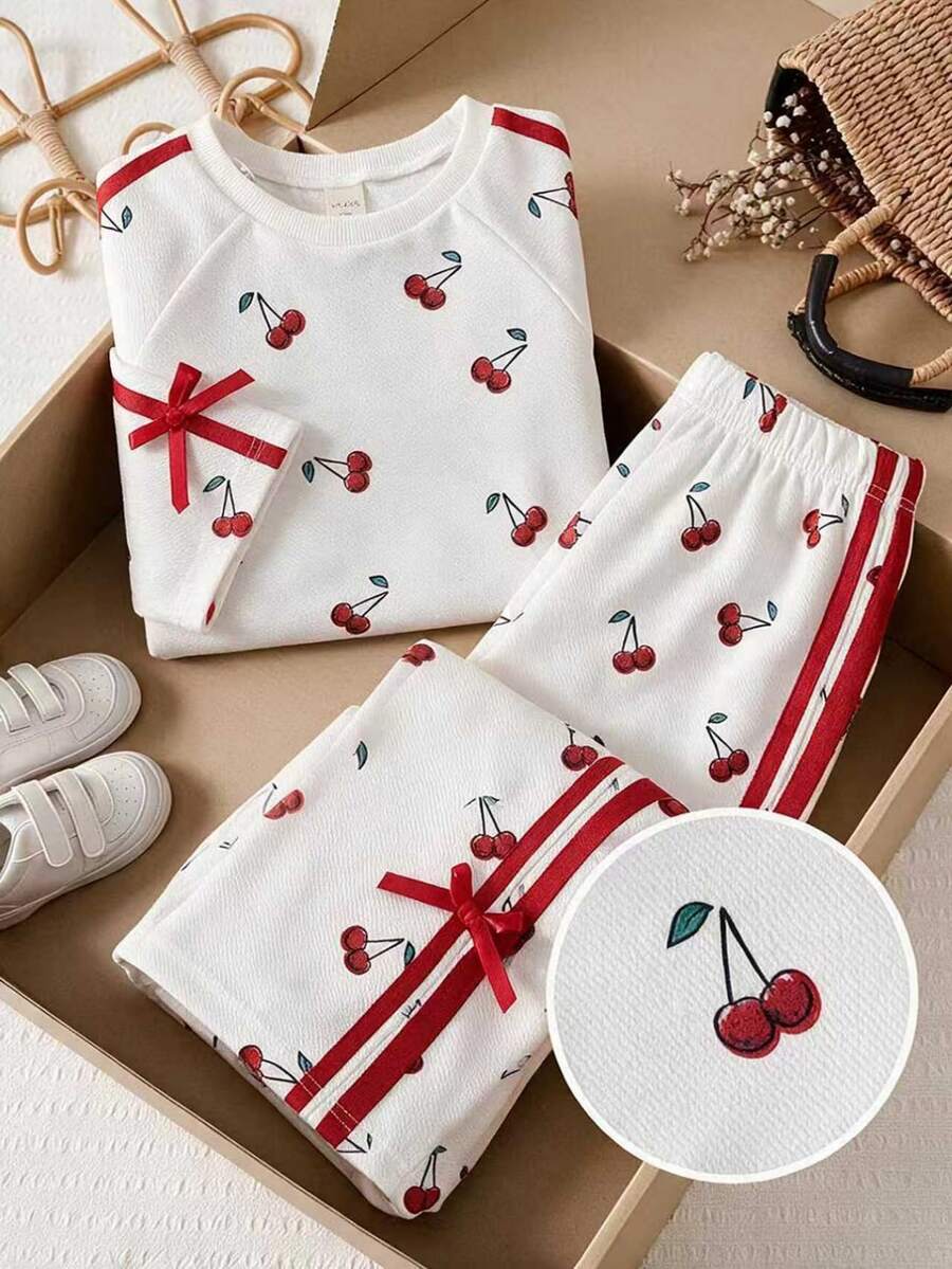 SHEIN Elladie kids 女童櫻桃印花兩件套，上衣配落肩短袖、雙白色條紋、蝴蝶結裝飾，長褲，適合學校、幼兒園、生日、夏季