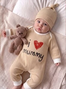 SHEIN 2Pcs Baby Cute Set, Ribbed Long‑Sleeve Romper With Letter & Heart Print, Matching Knotted Beanie Hat, For Photo & Daily Occasions, Spring & Fall - Khaki - View 3