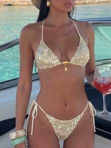 SHEIN Swim 新款女士优雅复古Y2K可爱波西米亚风甜美学院风红粉条纹三角比基尼套装，饰以奢华蕾丝花边和撞色白色包边，尽显海滩度假风情，性感少女粉红酒红色横条纹印花，吊带系带上衣，三角比基尼上衣，丁字裤比基尼下装，可调节肩带，光滑弹力速干面料，适合夏季海滩度假、泳池派对、音乐节、热带之旅、海岛风情/度假风、婚礼假期等场合。 - 米色 - 查看 4