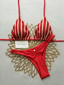 SHEIN Swim 春夏女款新款復古紅白條紋紋理面料掛脖綁帶比基尼上衣與丁字褲下著，背部抓皺設計附金屬標牌，2件式比基尼套裝，適合嘉年華音樂節、海灘派對 - 彩色 - 查看 1
