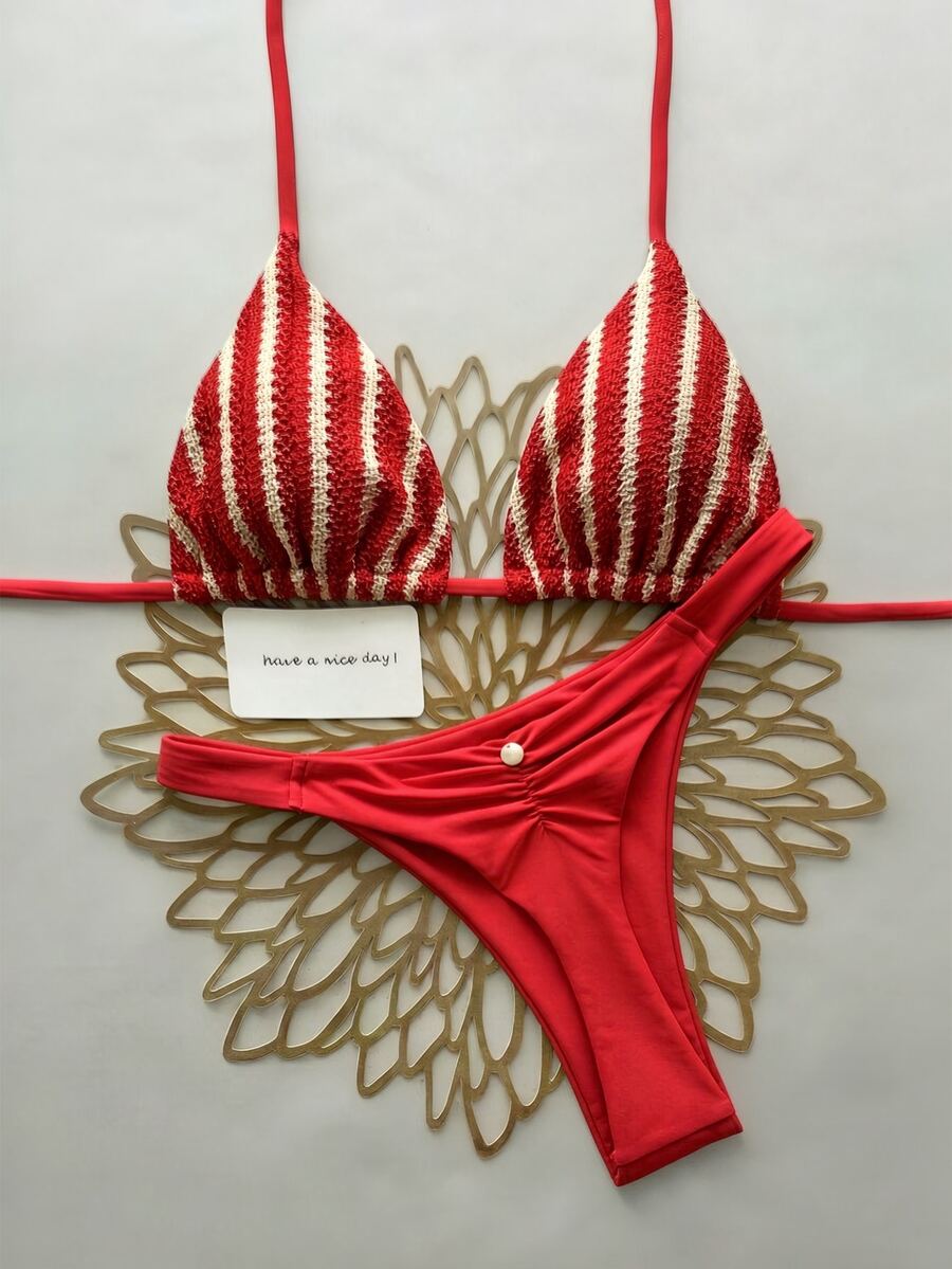 SHEIN Swim 春夏女款新款復古紅白條紋紋理面料掛脖綁帶比基尼上衣與丁字褲下著，背部抓皺設計附金屬標牌，2件式比基尼套裝，適合嘉年華音樂節、海灘派對 - 彩色 - 查看 1