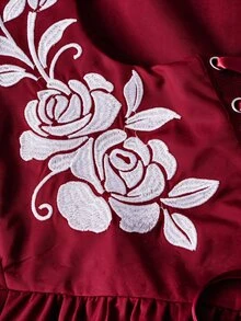 Skyraze 女款花卉刺繡交叉綁帶長洋裝，白色夏季休閒鄉村風，適合慕尼黑啤酒節派對與花園場合 - 酒紅色 - 查看 6
