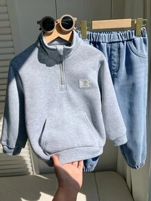 SHEIN 小男孩秋冬抓絨內裡加厚半高領衛衣，搭配藍色牛仔褲，適合假期出遊 - 彩色 - 查看 4