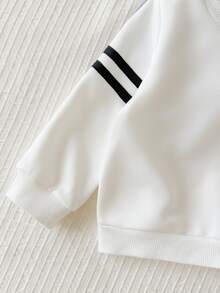 SHEIN 6件組幼兒男孩運動衫長褲套裝 學院風 海軍藍 灰色 白色條紋刺繡Logo 長袖圓領 返校季 秋冬萬聖節聖誕節 - 黑與白 - 查看 6