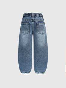 Denimly 春夏新款幼童女童牛仔長褲，淺藍色調牛仔面料，寬鬆隨性風格，隱藏慵懶氣息，柔軟牛仔布料如被雲朵包裹，愛心刺繡宛如心跳信號，隱藏浪漫，彈性腰頭設計不勒肚子，跑跳超舒適！搭配簡單白色T恤即可打造校園風 - 深色水洗藍 - 查看 2