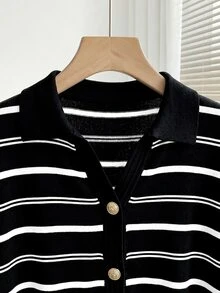 SHEIN 新款通勤法式優雅時尚對比色條紋裝飾金屬鈕扣寬鬆短袖針織上衣，女款黑白條紋 - 彩色 - 查看 5