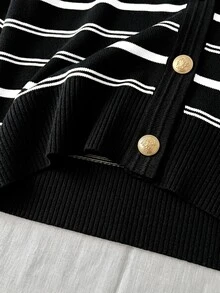 SHEIN 新款通勤法式優雅時尚對比色條紋裝飾金屬鈕扣寬鬆短袖針織上衣，女款黑白條紋 - 彩色 - 查看 7